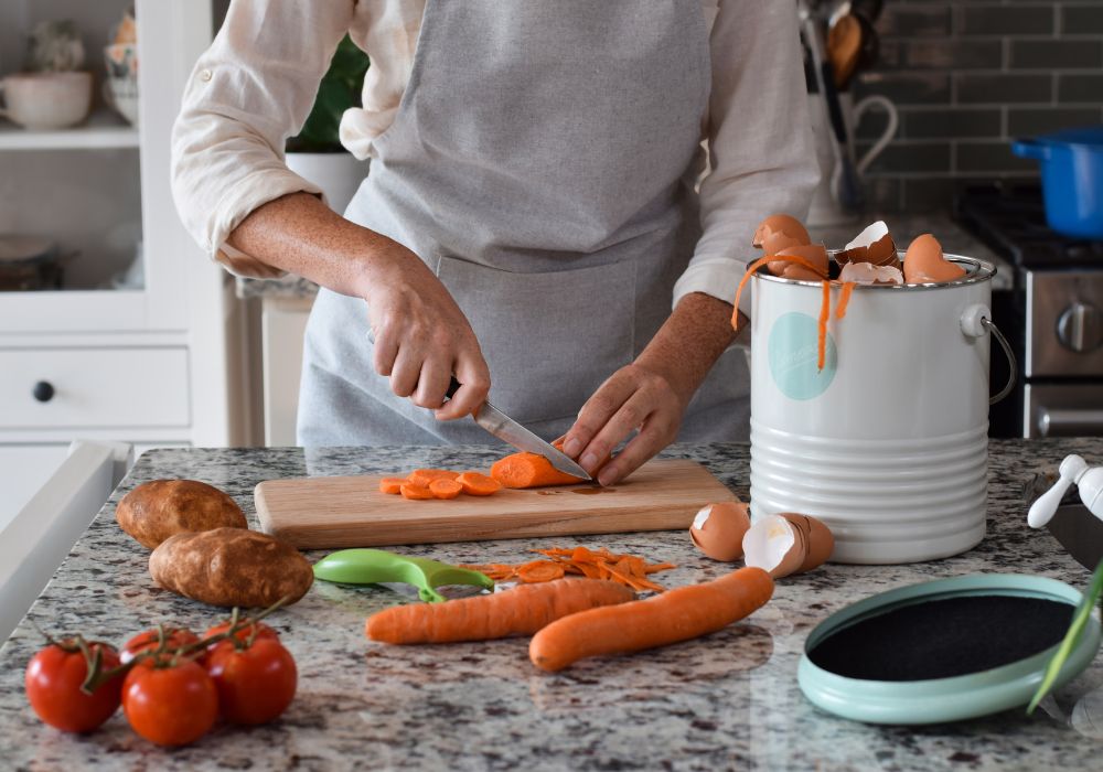 an image to represent simple ways to reduce food waste at home